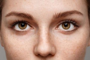 Hoe verzorg je de huid rond je ogen?